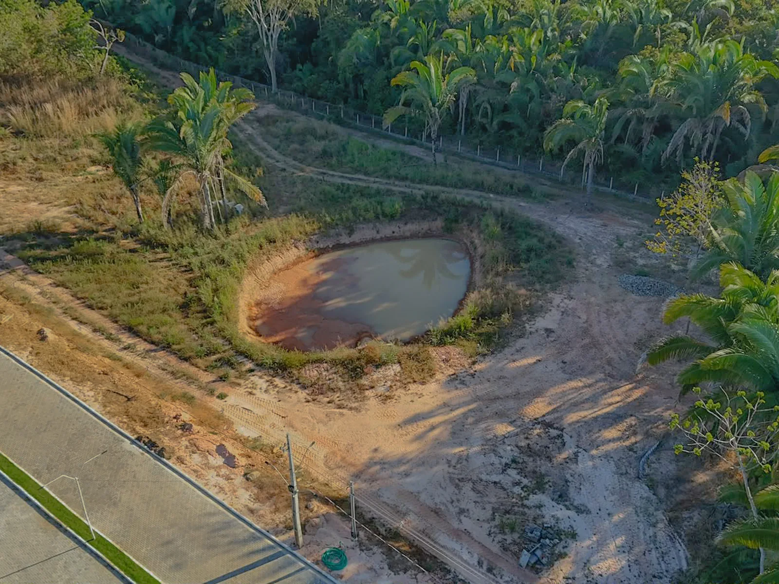 Bacia de drenagem executada ao lado da via pavimentada