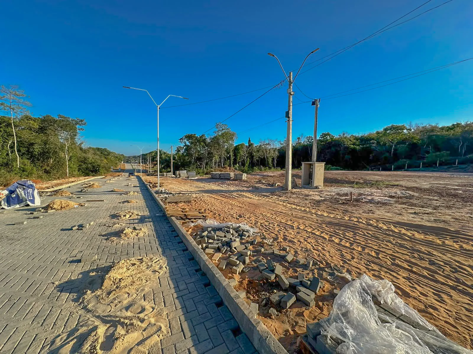 Assentamento do piso intertravado e meio-fio em uma das ruas internas