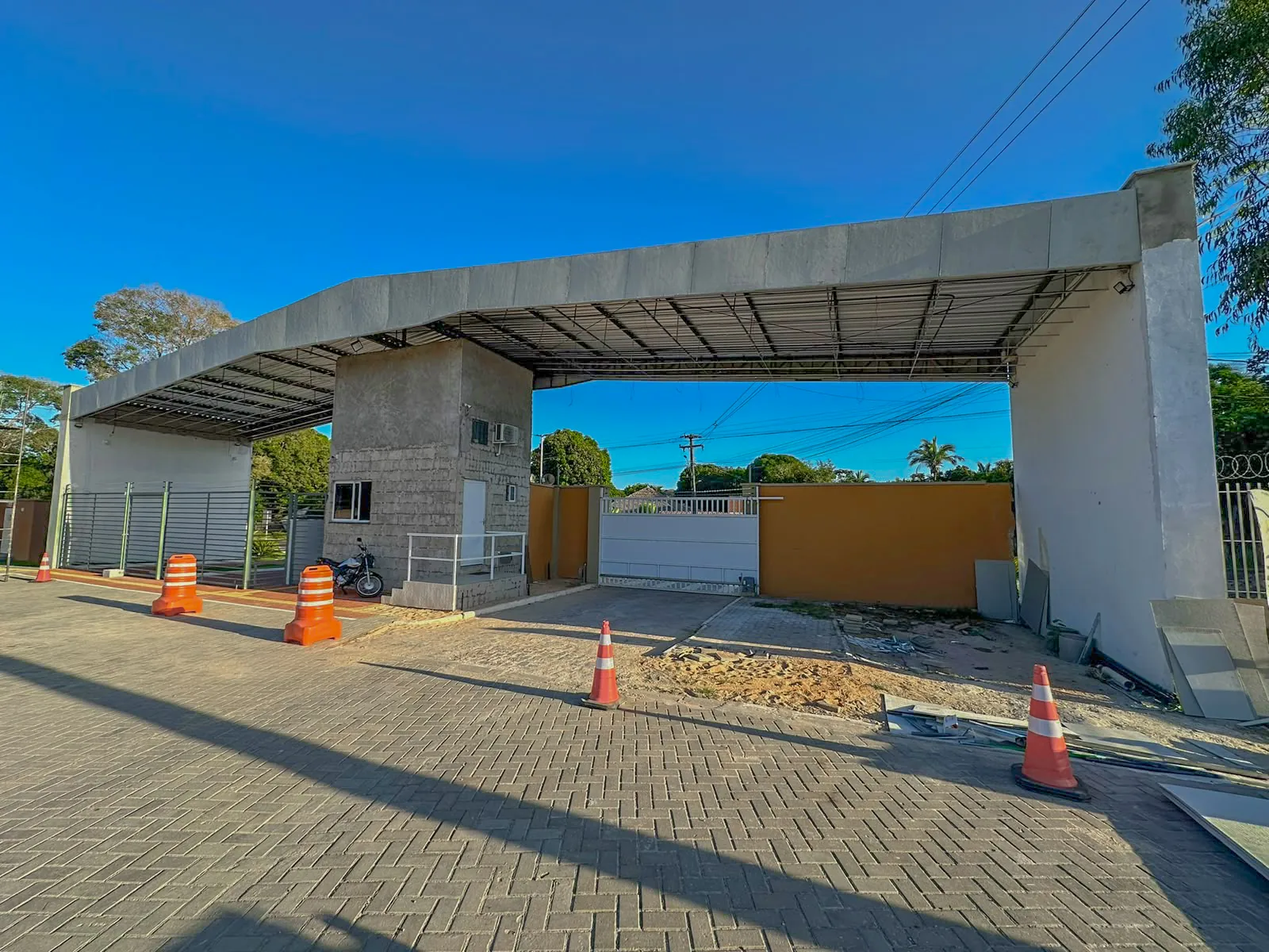 Estrutura da portaria em construção, com guarita, portão e cobertura já executados